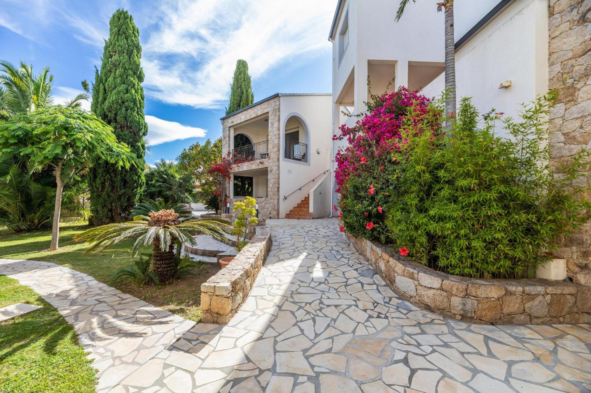 Les Alizes Residence & Spa LʼÎle-Rousse Екстериор снимка